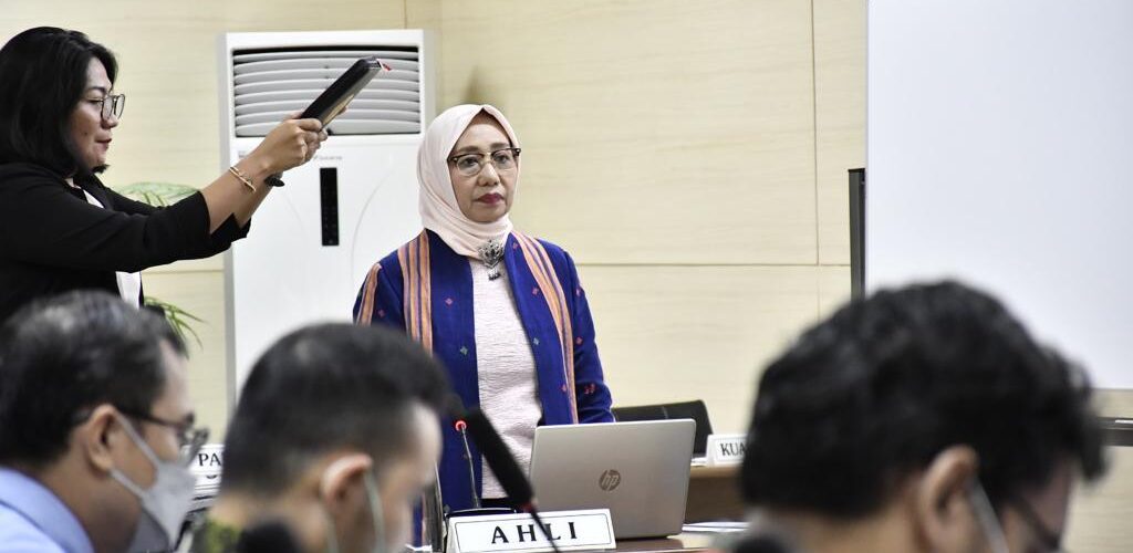 KPPU Hadirkan Prof. Dr. Sukarmi, SH., M.Hum. sebagai Saksi Ahli dalam Sidang Migornas